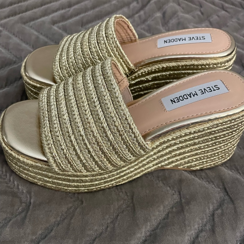 Steve Madden Metallic Gold Platform Sandals
New-no tags